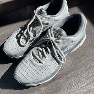 Brooks Ghost 13 Gray Running Shoe Size 8.5 gray pearl women’s